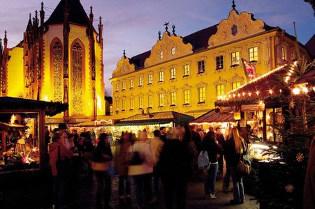 Leben in Würzburg: Bild von Würzburgs Weihnachtsmarkt bei Nacht.