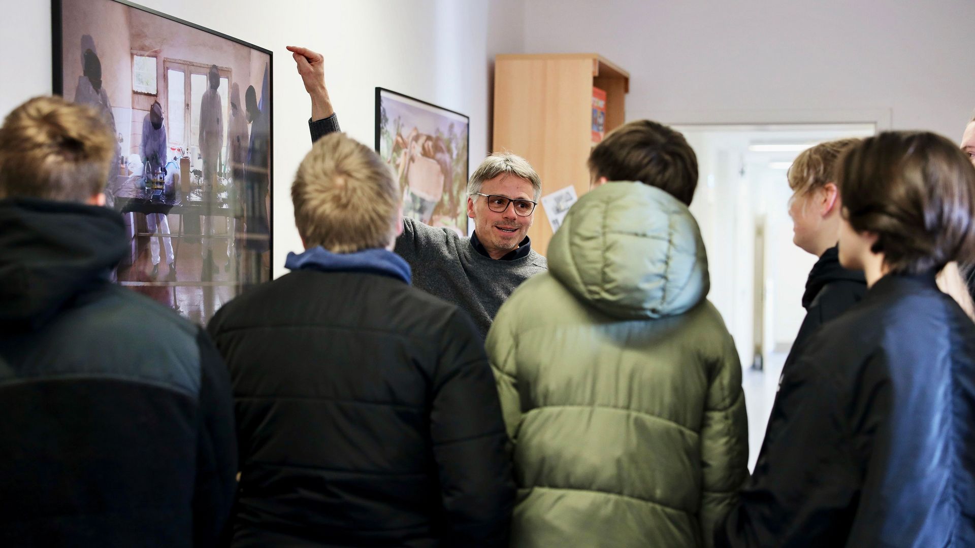 Fabian Leendertz with a group of students standing with their backs to the camera