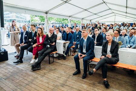 Numerous supporters from politics and science accompanied the HIOH during the laying of the foundation stone.