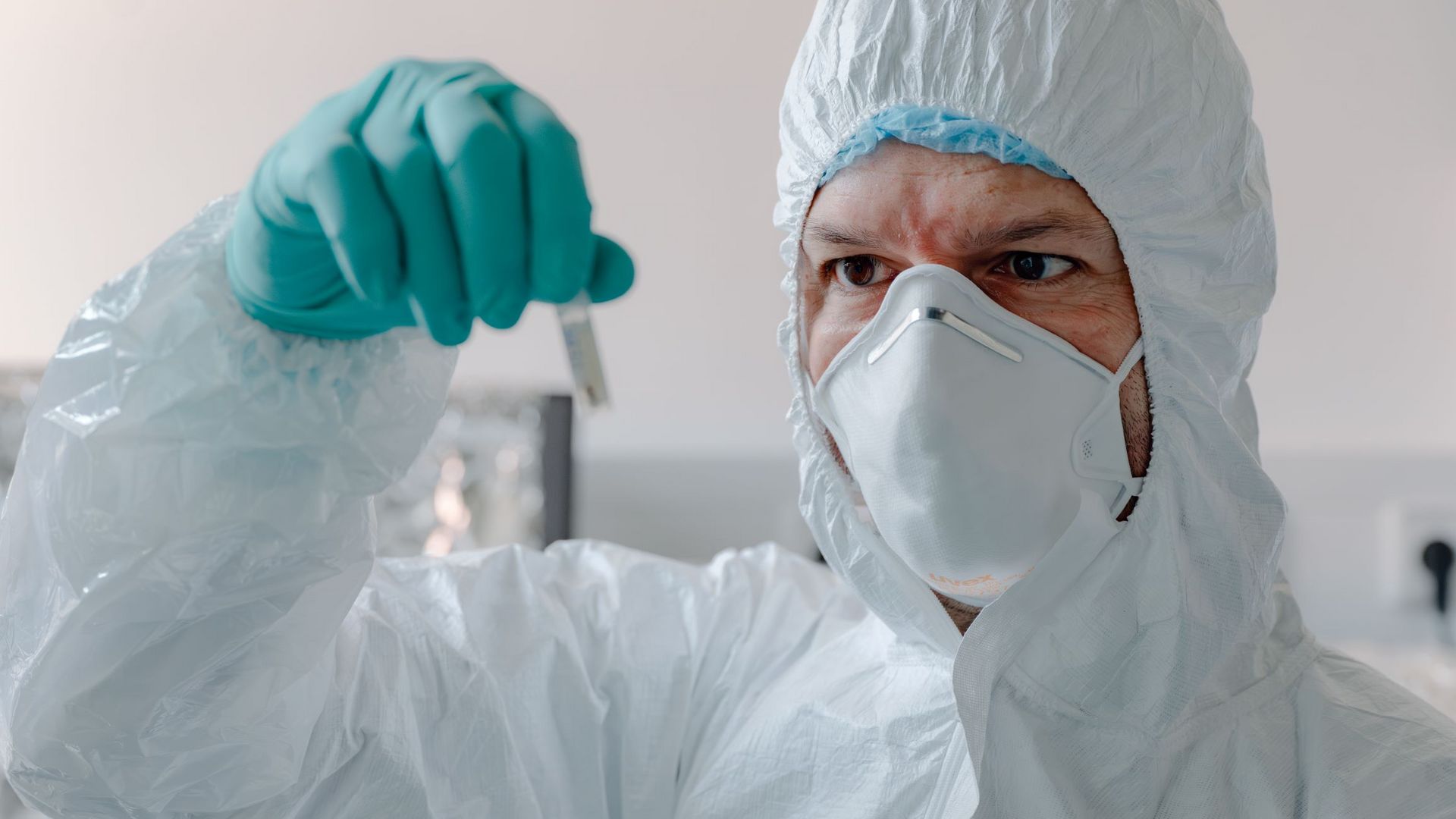 Sébastien Calvignac-Spencer in the lab.