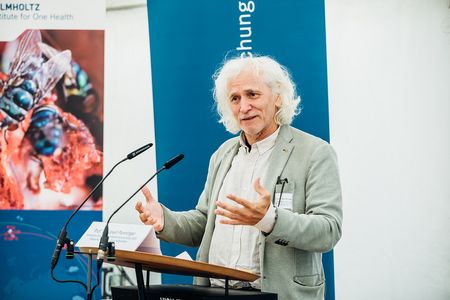 Prof. Josef Penninger, Scientific Director of the HZI, delivering his address