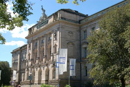 New University at Sanderring.