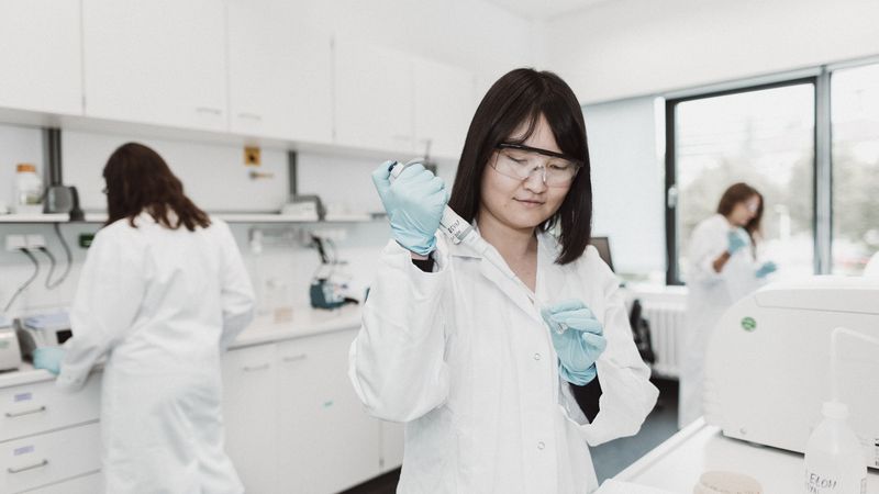 Chunyu Liao, Erstautorin der Studie, im HIRI-Labor. © HIRI, Mario Schmitt
