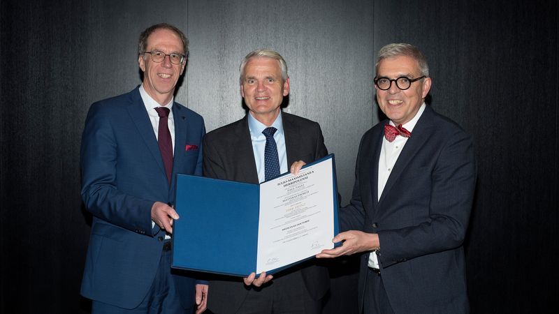Dirk Heinz receiving his honorary doctorate. A photo by Angie Wolf / University Hospital Würzburg