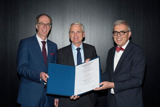 Dirk Heinz (Mitte) bei seiner Ehrenpromotion. Ein Foto von Angie Wolf / Universitätsklinikum Würzburg